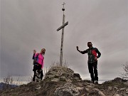 50 Alla croce del Monte Tesoro (anticima 1351 m) con nuvola passeggera di favonio sopra di noi